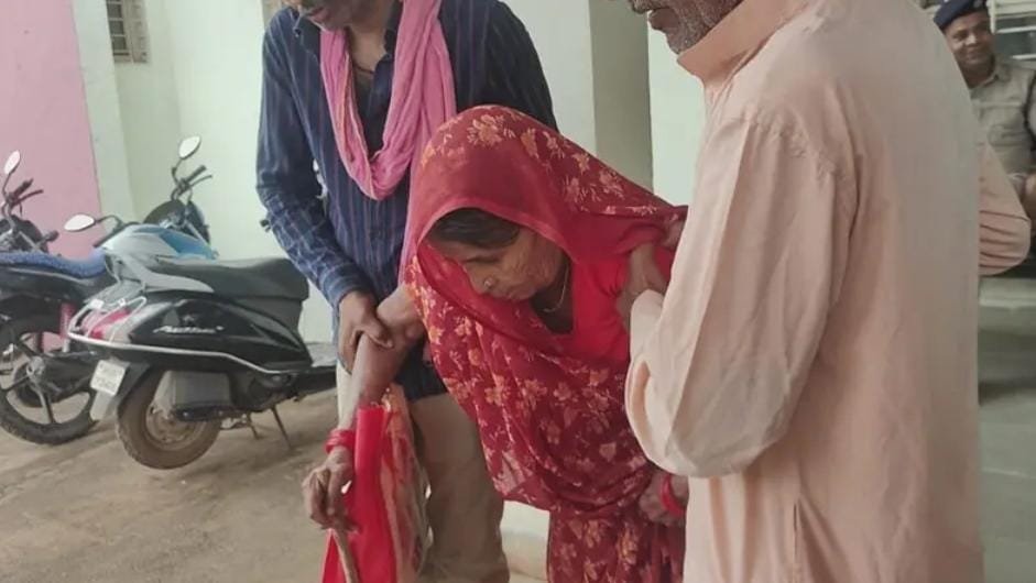 80 साल की विधवा का आरोप, अंगूठा लगवाकर जमीन की रजिस्ट्री करा दी, 45 लाख का सौदा, दस्तावेज में सिर्फ 6.25 लाख