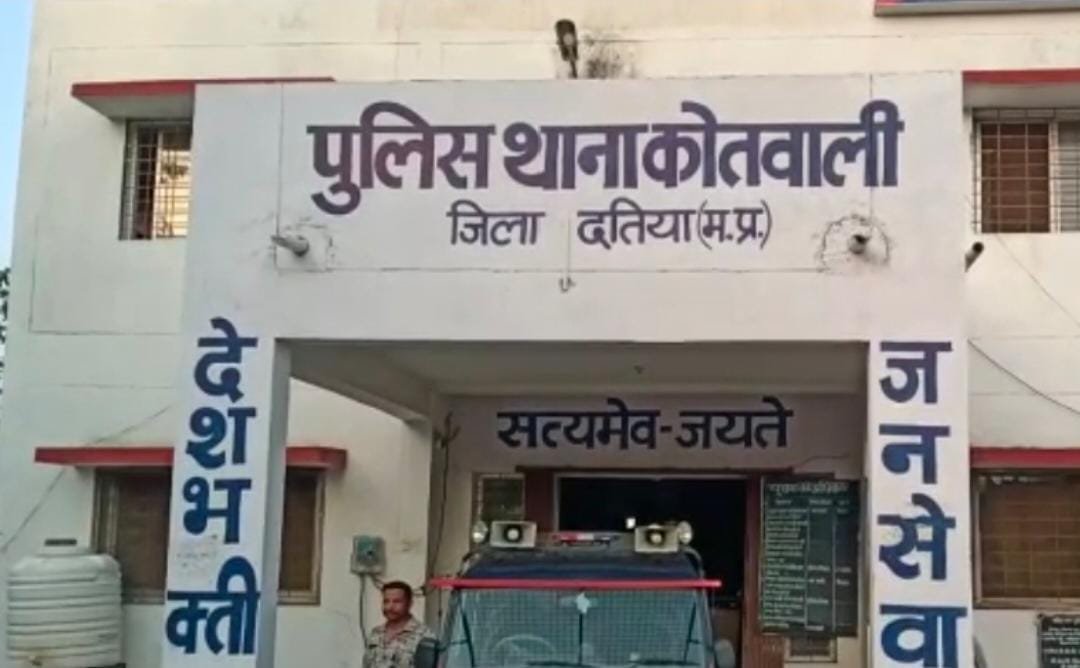 दतिया में पत्रकार का रास्ता रोककर जान से मारने की धमकी का आरोप, पिस्टल दिखाने पर FIR दर्ज