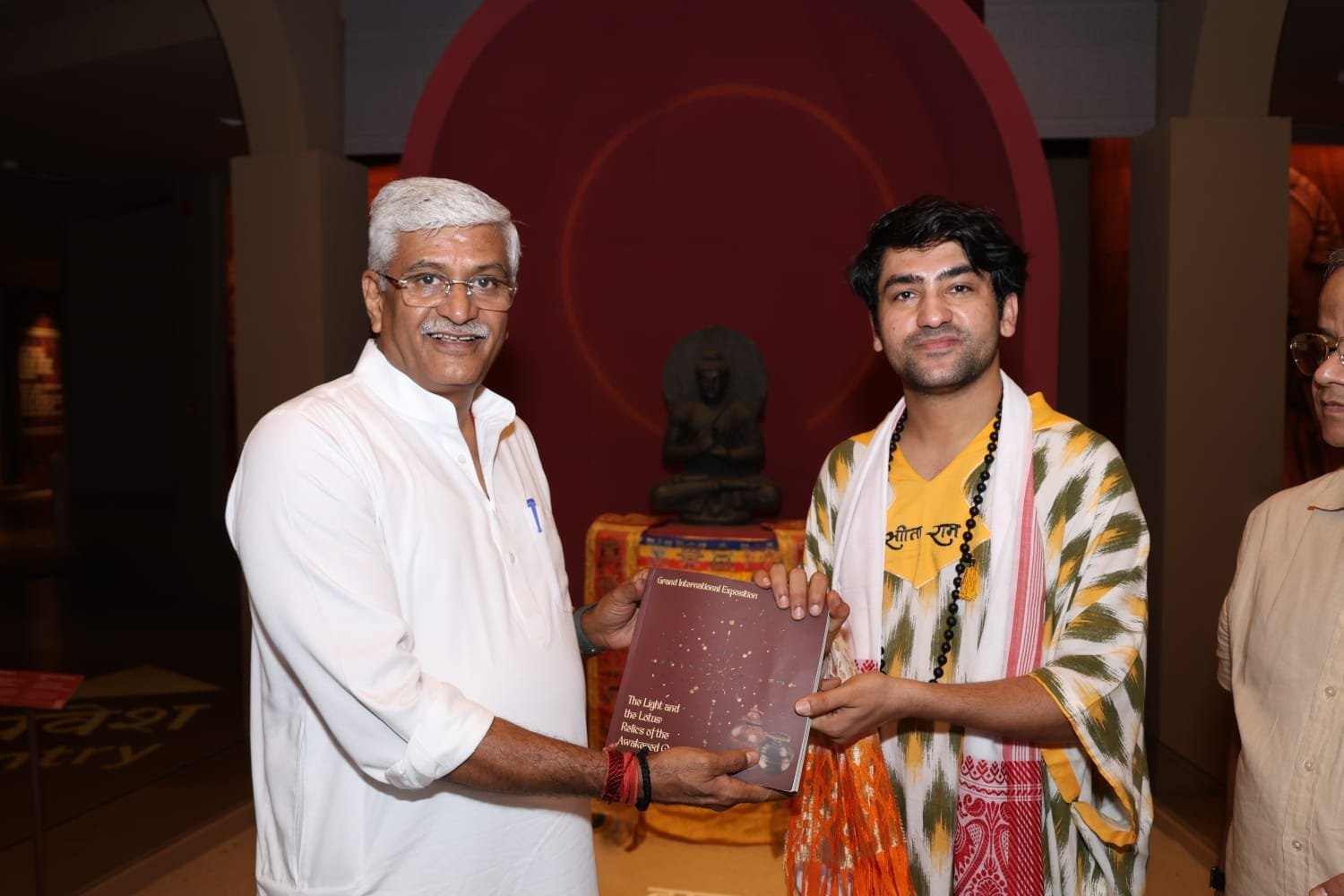 125 साल बाद भारत लौटे भगवान बुद्ध के पवित्र अवशेष, दर्शन करने पहुंचे बागेश्वर सरकार