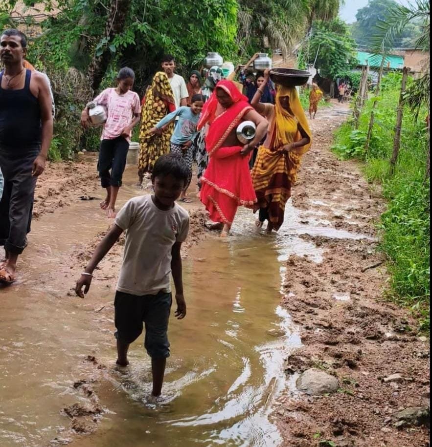 पलेरा: कीचड़ और दलदल के बीच पानी भरने को मजबूर ग्रामीण, टौरिया का वीडियो वायरल