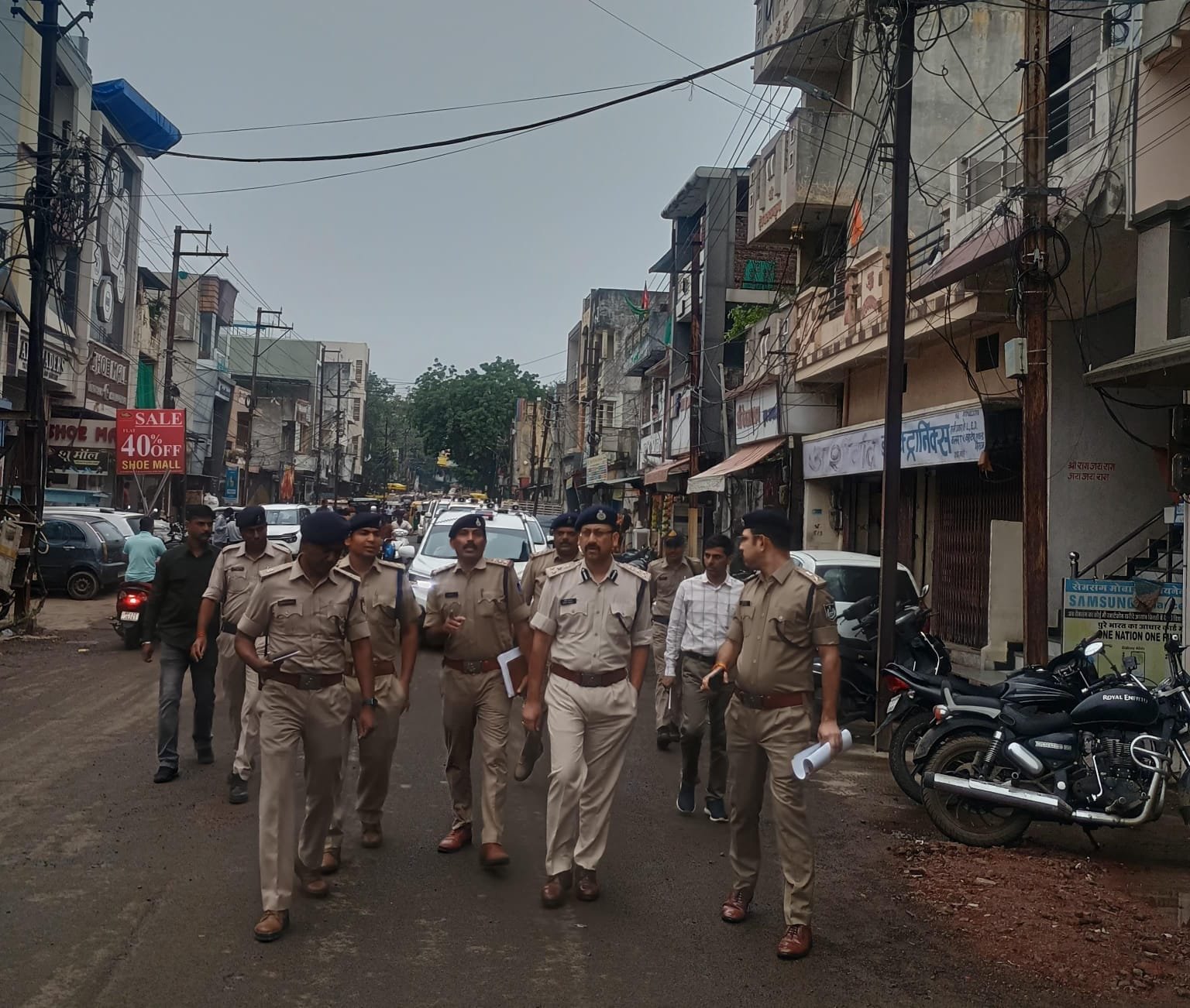 रतलाम में त्योहारों को लेकर पुलिस अलर्ट, वरिष्ठ अधिकारियों ने जुलूस मार्ग और बाजारों का किया निरीक्षण
