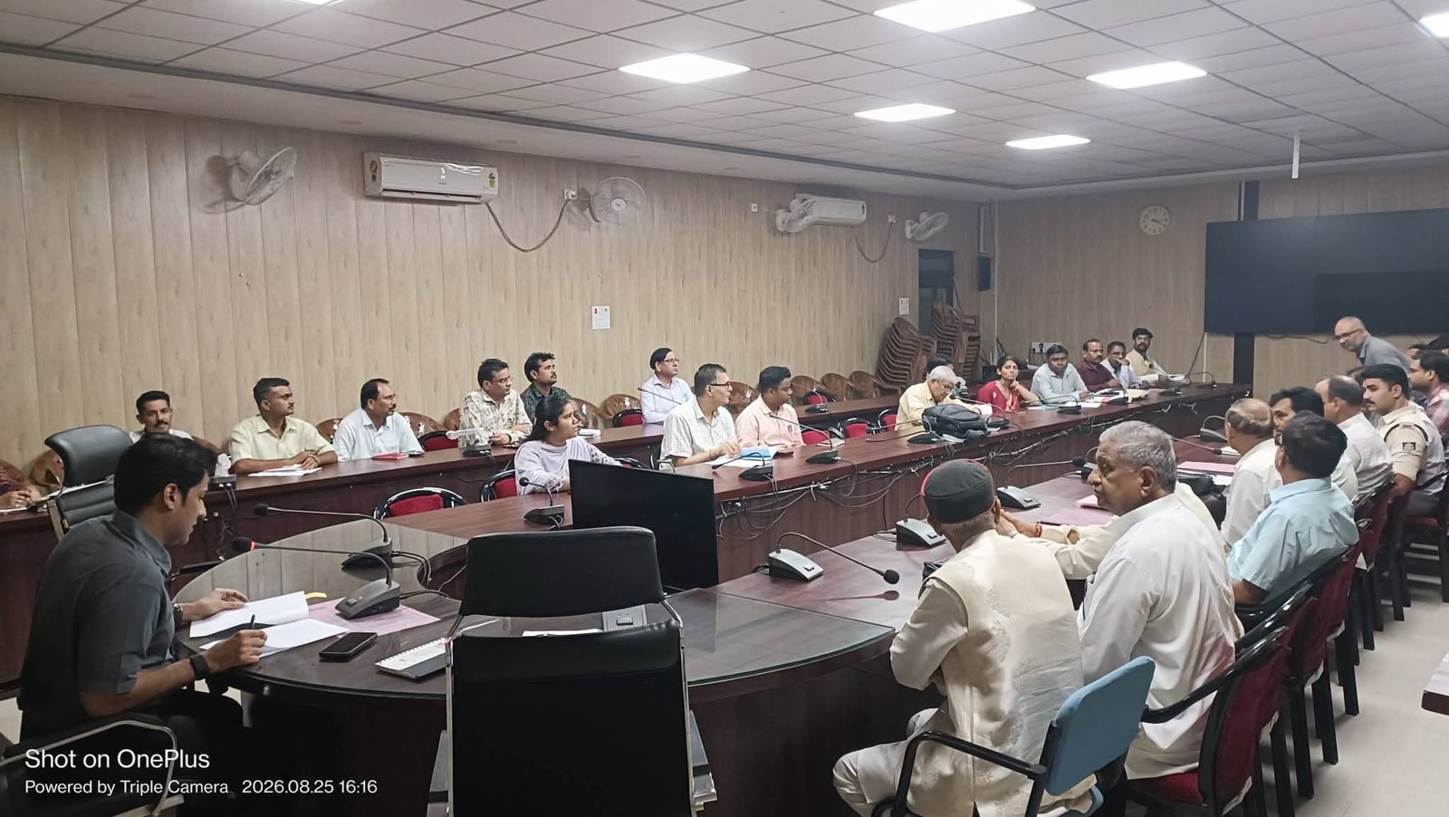 छतरपुर: सेवानिवृत्त शिक्षकों के लंबित क्लेम का शीघ्र भुगतान करें—कलेक्टर मृणाल मीना