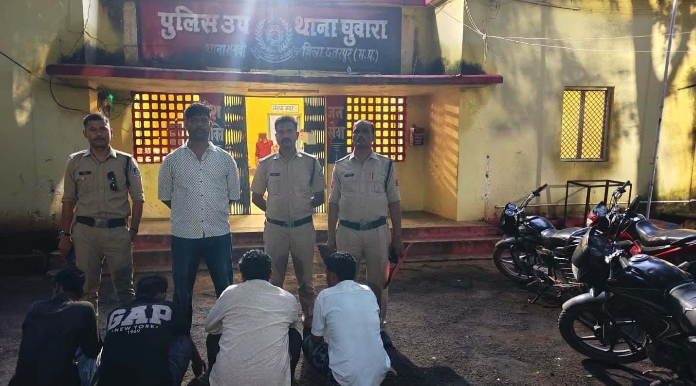 घुवारा में जुए के फड़ पर पुलिस का छापा, चार जुआरी गिरफ्तार, 7900 रुपये नकद समेत लाखों का सामान जब्त