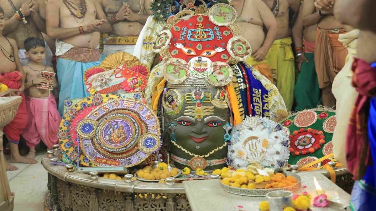 उज्जैन में बाबा महाकाल को सबसे पहले बांधी गई राखी, सवा लाख लड्डुओं का लगा महाभोग