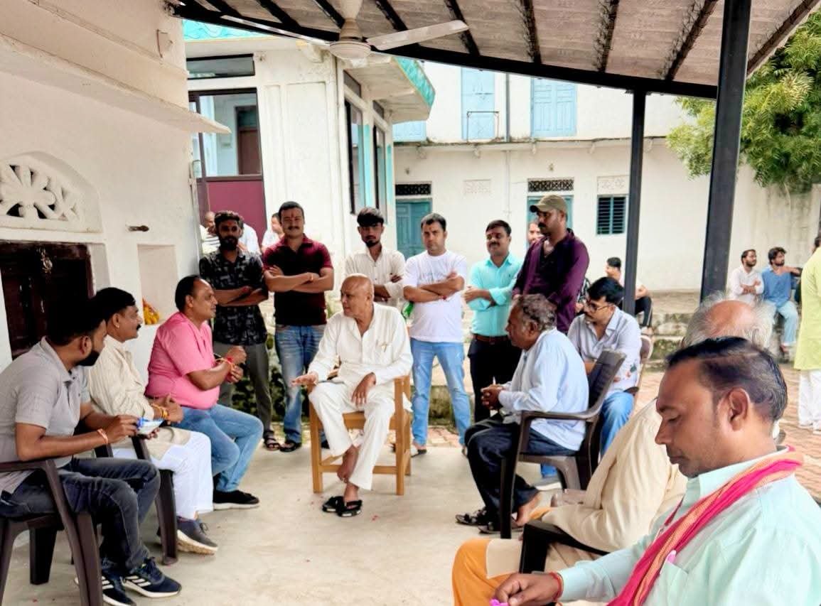 पिछोर में कक्काजू का जनता दरबार, करारखेड़ा निवास पर सुनीं ग्रामीणों की समस्याएं; कई मामलों का मौके पर निराकरण