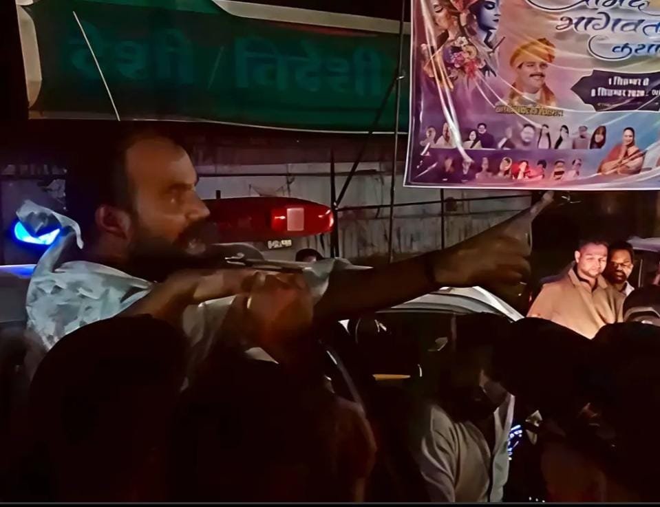 शराब दुकान में घुसे दो युवकों ने बोतलें तोड़ीं, एक घंटे तक हंगामा; शिवपुरी में पुलिस ने हिरासत में लिया