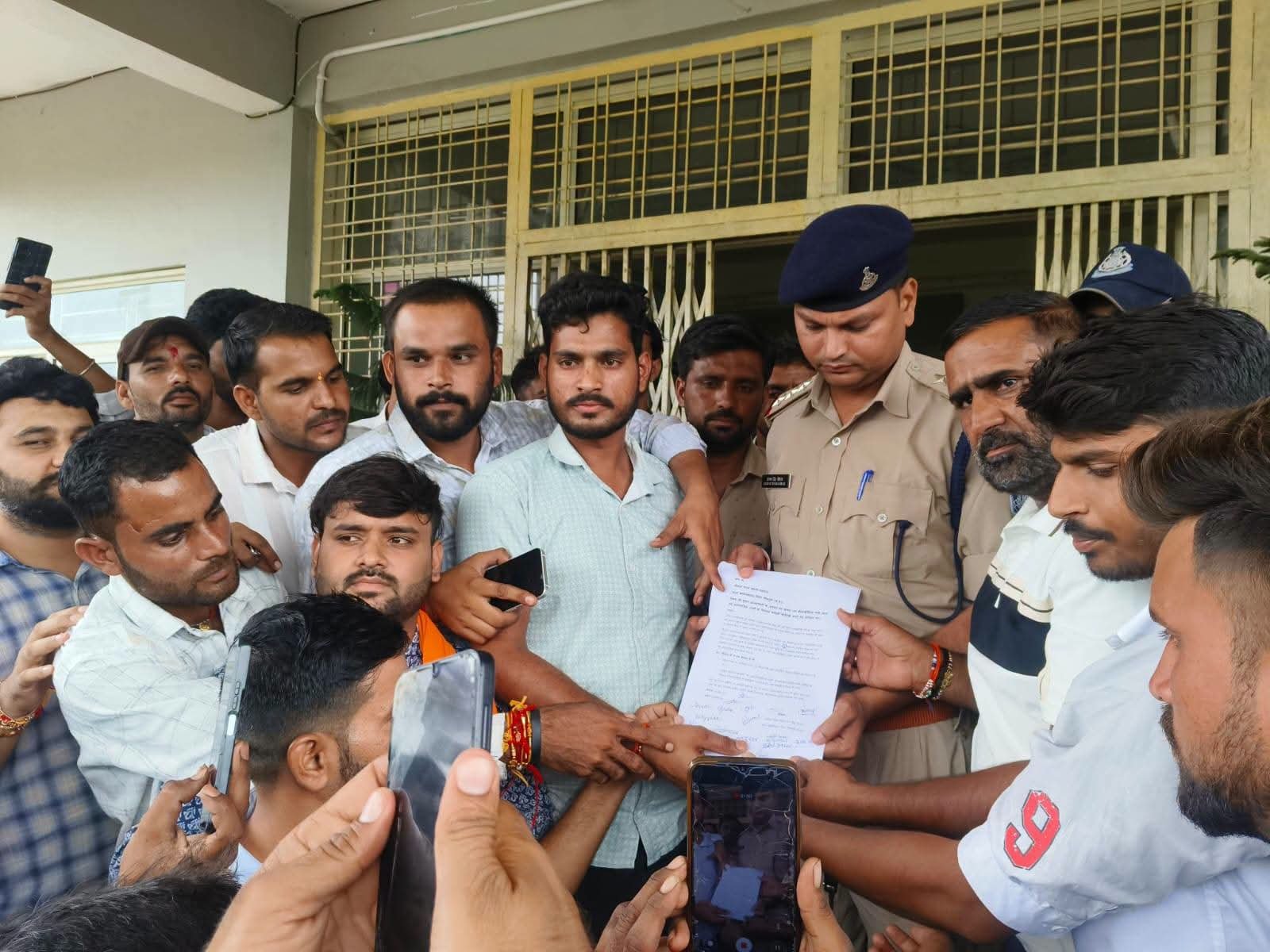 खनियाधाना में जन्माष्टमी के बैनर फाड़ने का आरोप, यादव समाज ने थाने में दिया आवेदन; 48 घंटे में कार्रवाई की मांग
