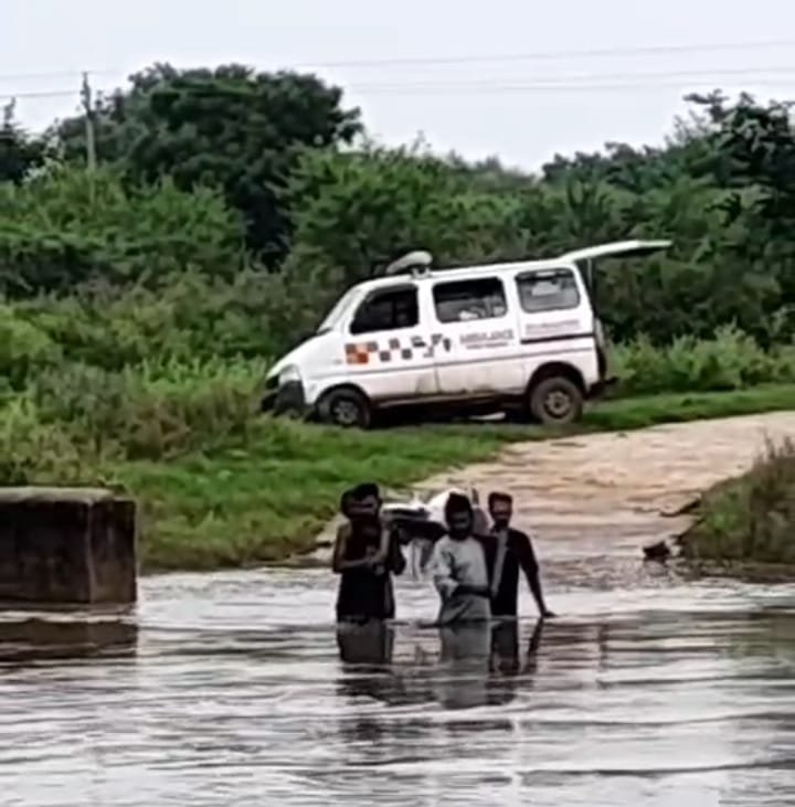 गणेशपुरा में नदी बनी आफत: पुल पर पानी आने से एंबुलेंस रुकी, परिजन शव को पानी के बीच से लेकर पहुंचे गांव