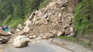बागेश्वर-गरुड़ मार्ग पर पहाड़ से गिरा मलबा, 3 घंटे तक एंबुलेंस समेत सैकड़ों वाहन जाम में फंसे