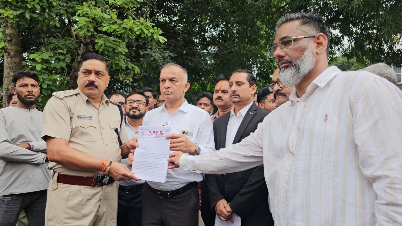 आधारताल के ‘गोल्डन ब्रॉयलर्स’ विवाद का सच क्या? मरे मुर्गे बेचने के वायरल वीडियो पर दुकान संचालक का पलटवार, पुलिस जांच में जुटी