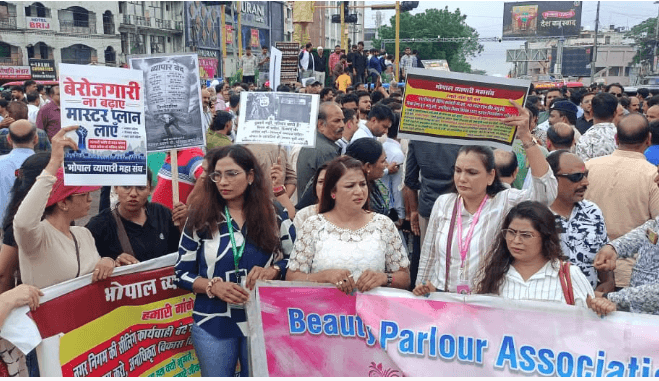 सीलिंग कार्रवाई और नोटिसों के विरोध में सड़कों पर उतरे व्यापारी, बोले- जल्द लागू हो मास्टर प्लान