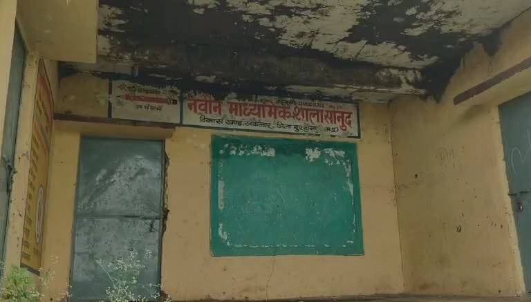 जर्जर स्कूल में 250 बच्चों का भविष्य दांव पर, एक कमरे में 60 से ज्यादा छात्र, परिसर में हो रही मक्के की खेती