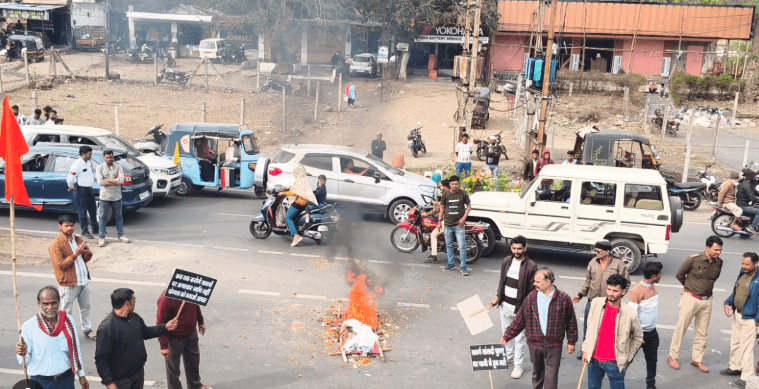 आरक्षण व्यवस्था के खिलाफ सागर में सवर्ण समाज का प्रदर्शन, पुतला फूंका; राष्ट्रपति के नाम ज्ञापन सौंपा