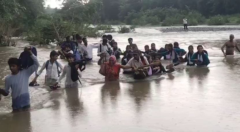 उफनती सिंदली नदी पार कर रहे थे स्कूली बच्चे, वीडियो वायरल, प्राचार्य निलंबित