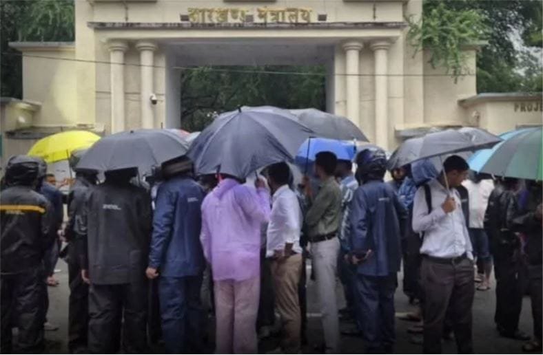 JSSC-CGL रद्द होने पर भड़के चयनित अभ्यर्थी, प्रोजेक्ट भवन के बाहर प्रदर्शन