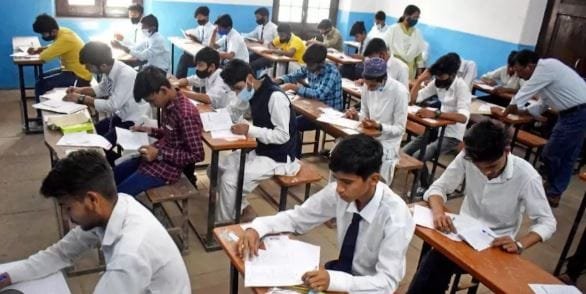 JT कॉलेज की लापरवाही से 22 छात्राएं परीक्षा से वंचित, गलत तारीख की सूचना से मचा बवाल, तनाव में छात्र ने खाया जहरीला पदार्थ