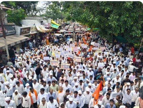 किसानों की हुंकार: हक और मुआवजे के लिए सड़कों पर उतरे अन्नदाता, ट्रैक्टर रैली से गूंजा टीकमगढ़