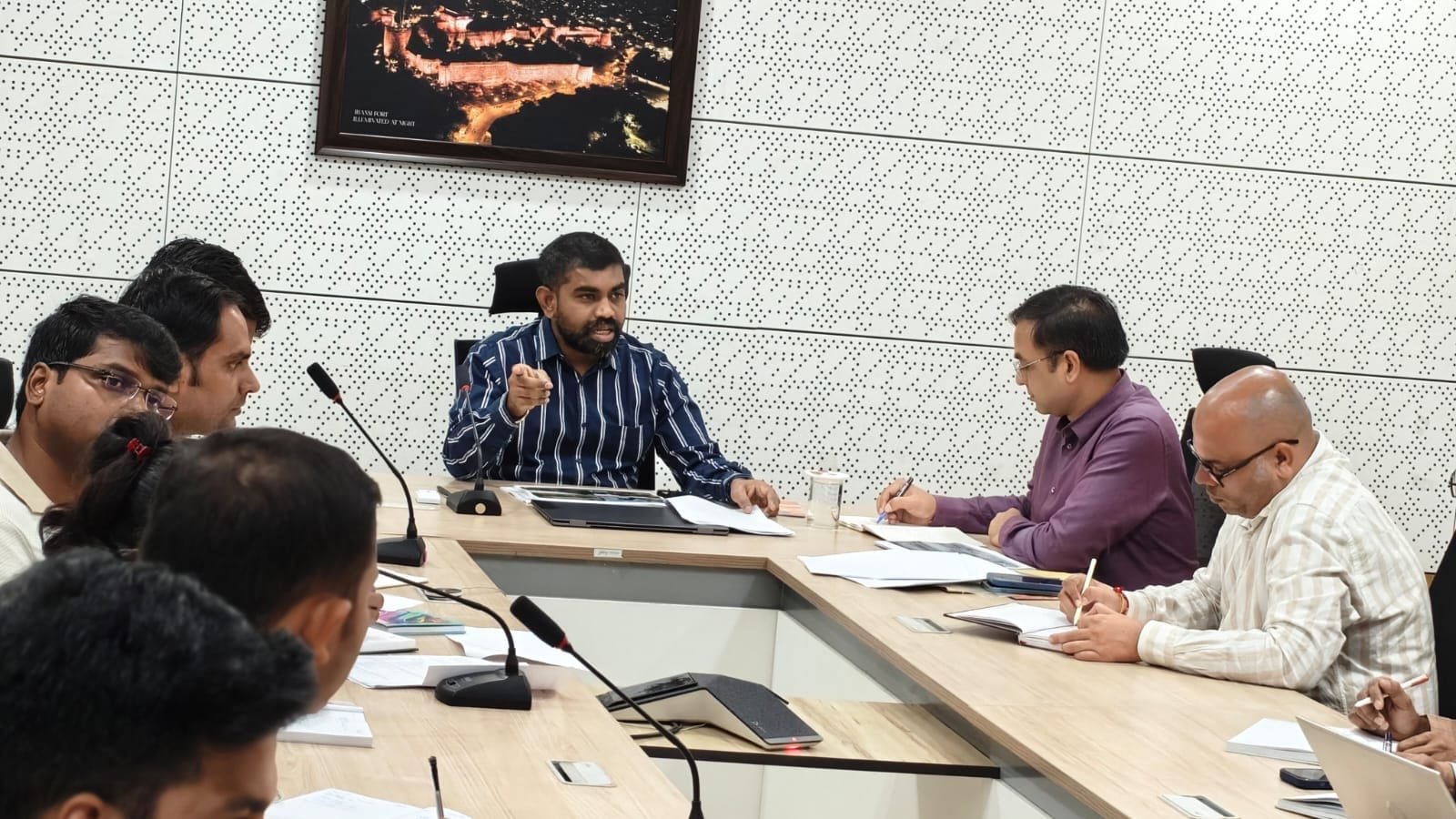 झाँसी स्मार्ट सिटी की परियोजनाओं पर नगरायुक्त ने कसा फोकस, जनसुविधाओं के बेहतर उपयोग और राजस्व बढ़ाने पर जोर
