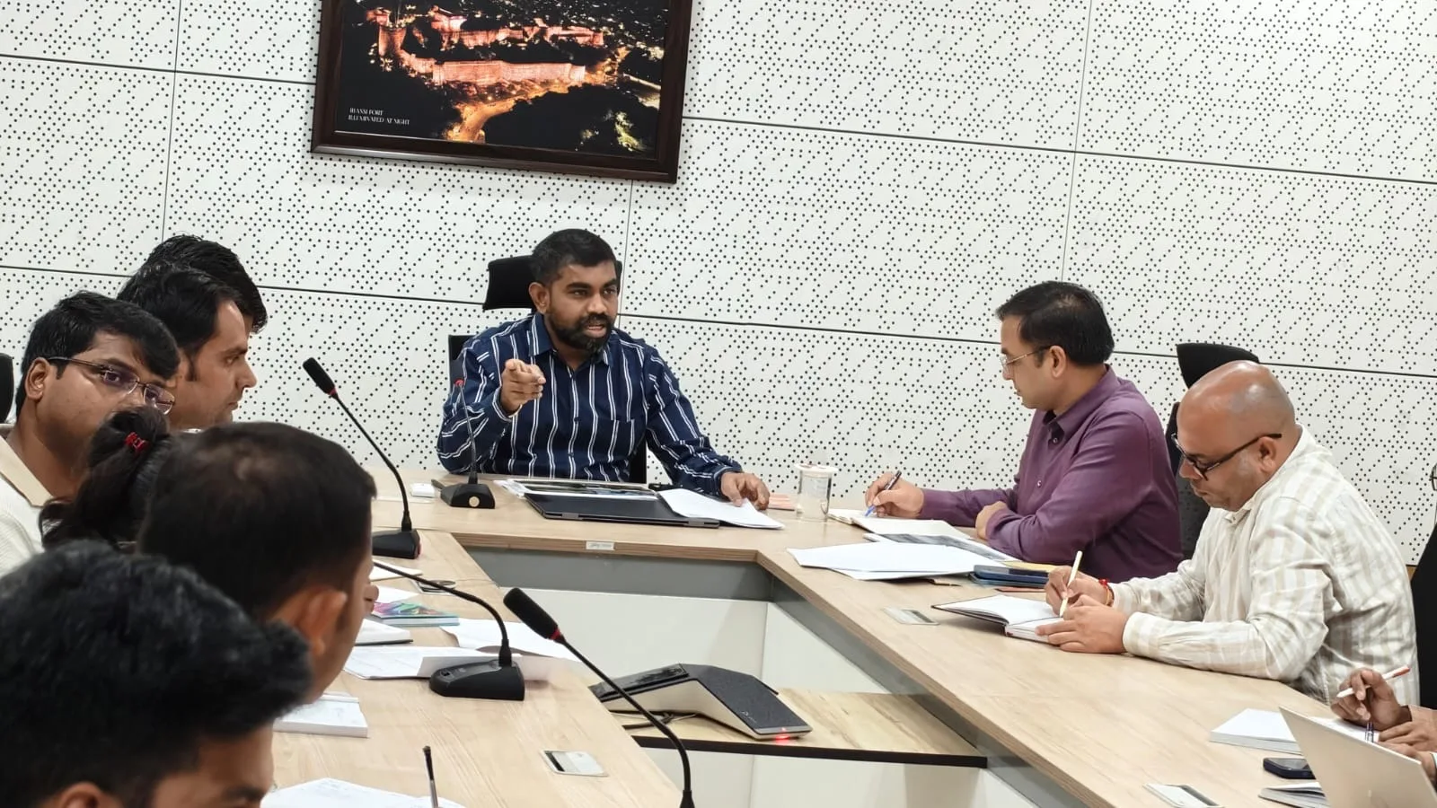 झाँसी स्मार्ट सिटी की परियोजनाओं पर नगरायुक्त ने कसा फोकस, जनसुविधाओं के बेहतर उपयोग और राजस्व बढ़ाने पर जोर
