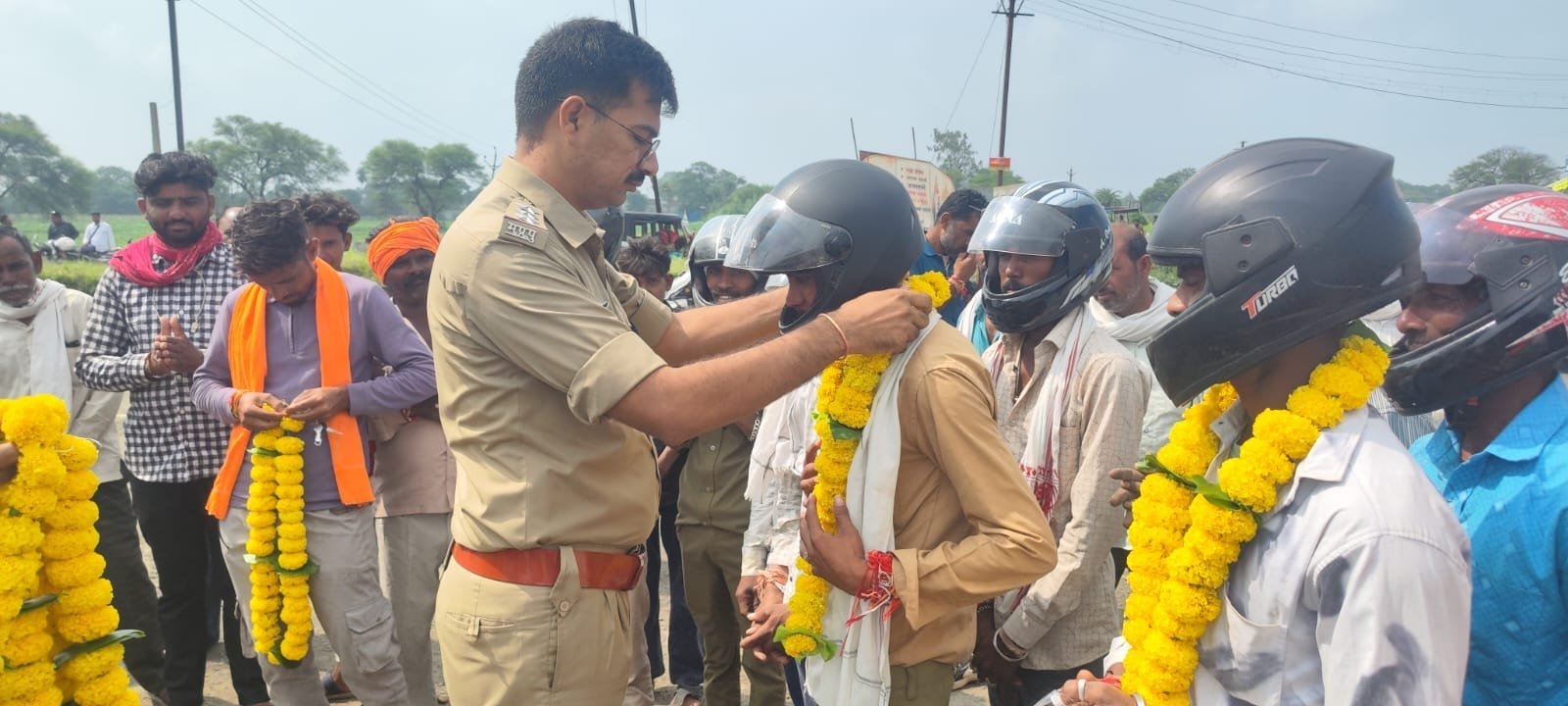 जावरा: हेलमेट पहनने वालों का फूलमाला से सम्मान, यातायात नियमों की दिलाई शपथ