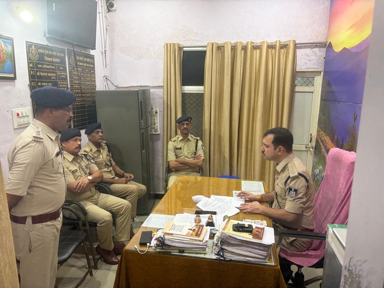 रतलाम में एसपी का अचानक थाना निरीक्षण, त्योहारों से पहले पुलिस को अलर्ट रहने के निर्देश