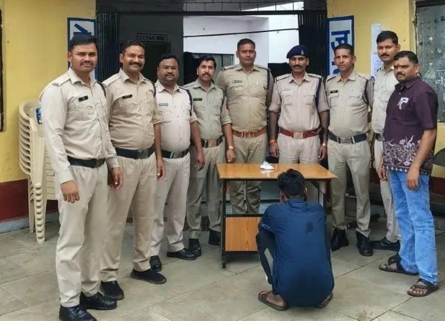 स्मैक बेचने निकले युवक को कब्रिस्तान रोड पर पुलिस ने दबोचा, 1.50 लाख का माल जब्त