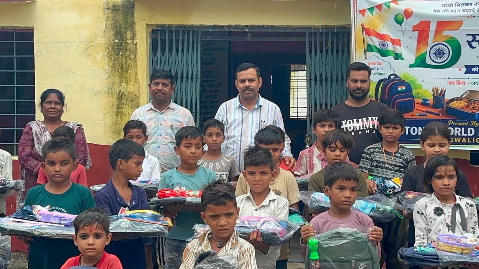 गरीब बच्चों की पढ़ाई में सहयोग, 500 विद्यार्थियों को बांटी शैक्षणिक सामग्री