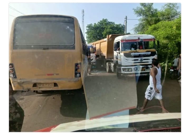 भिंड में खड़े डंपर से टकराई स्कूल बस, 7 बच्चे घायल