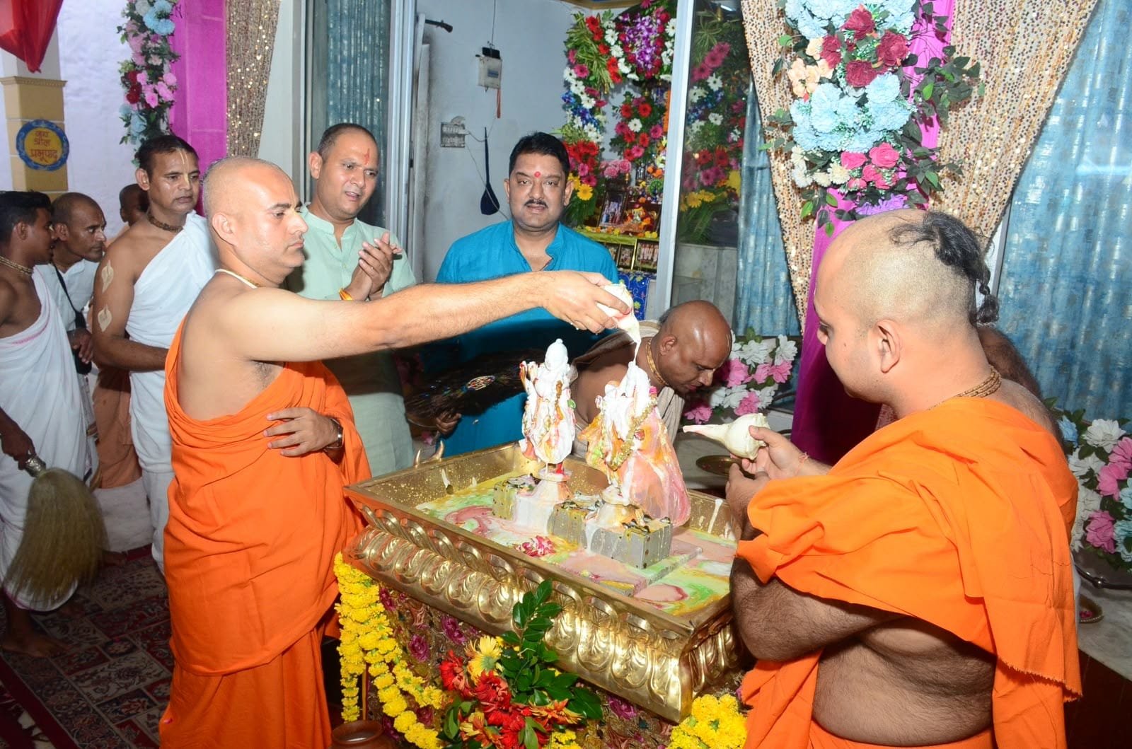 इस्कॉन झांसी में धूमधाम से मनाई गई राधाष्टमी, राधा-कृष्ण के अभिषेक में उमड़े श्रद्धालु