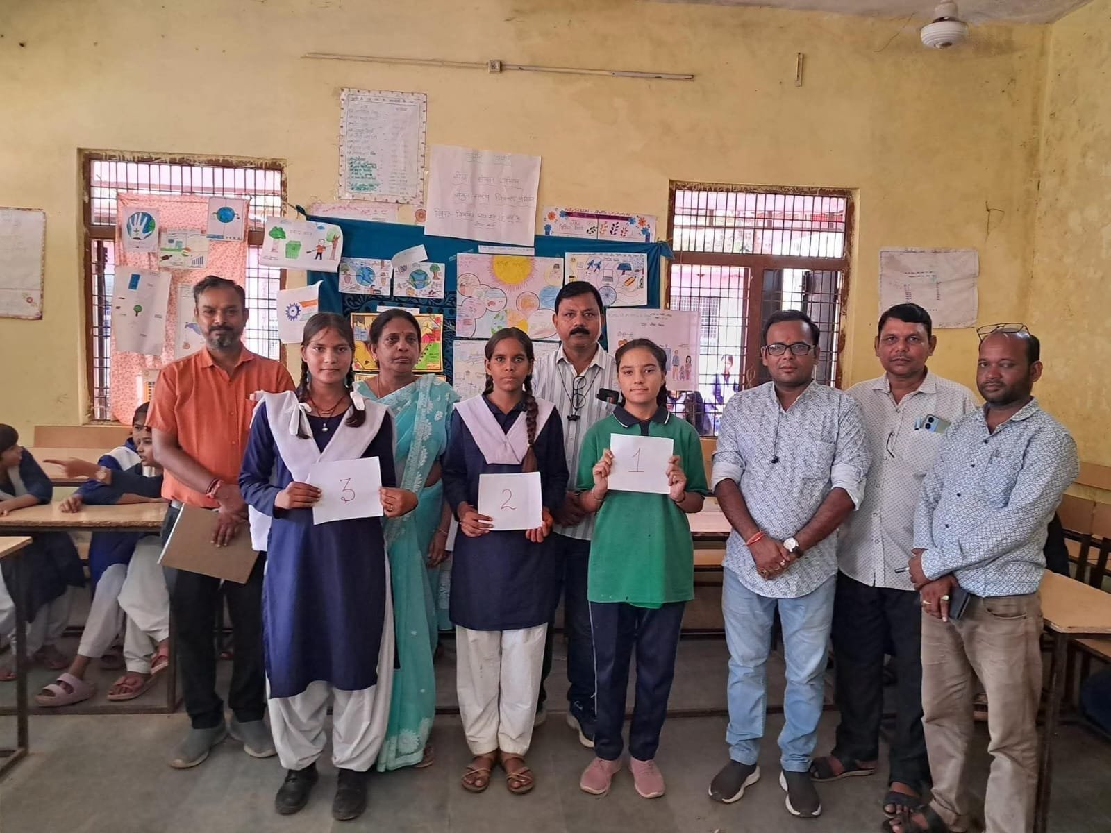 करैरा में विद्यार्थियों ने दिखाई प्रतिभा, चित्रकला और भाषण प्रतियोगिता में छाए छात्र-छात्राएं