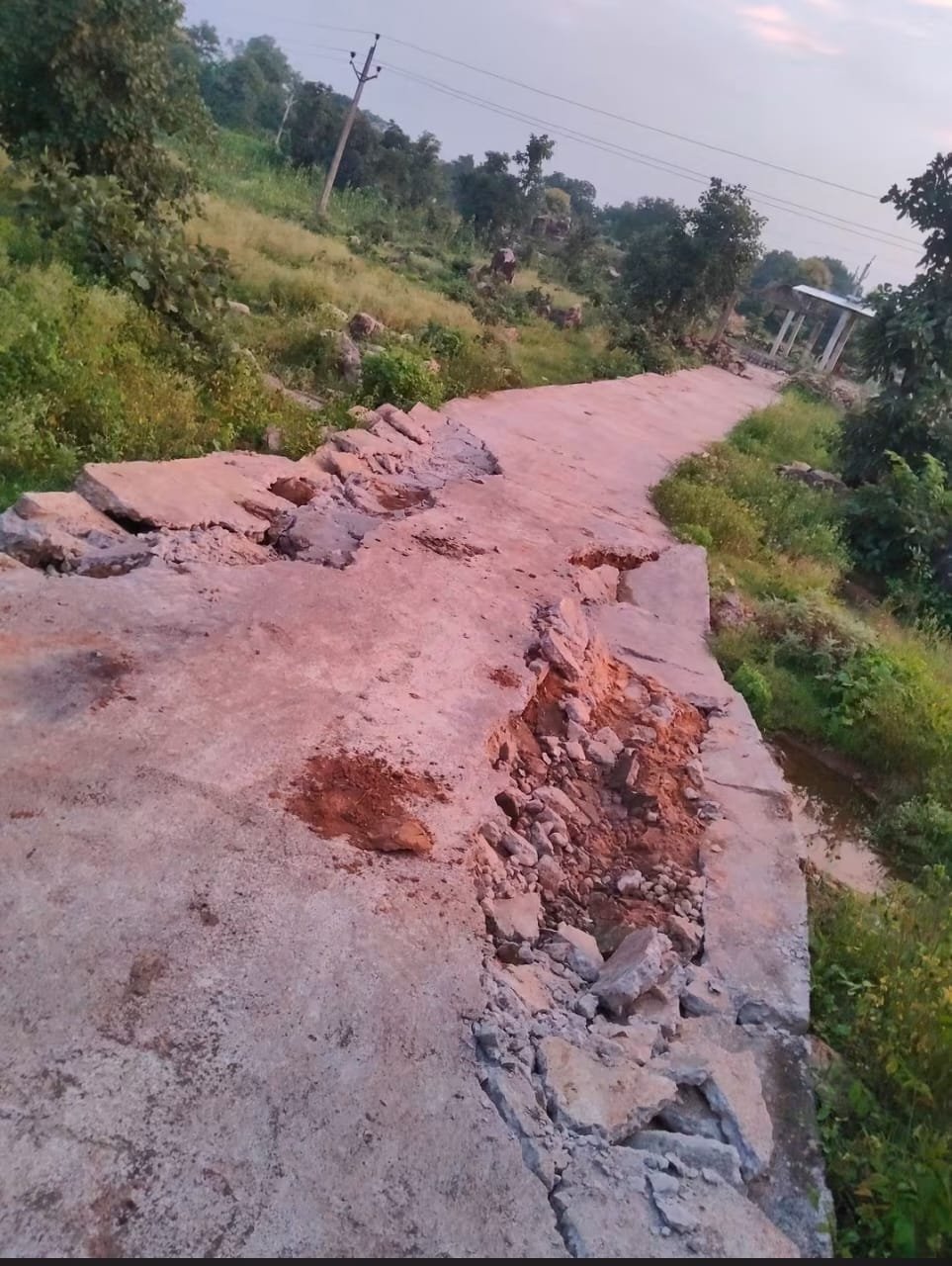एक महीने में ही उखड़ गई मवई की सीसी सड़क, सरकारी पैसे से बने काम की गुणवत्ता पर उठे सवाल
