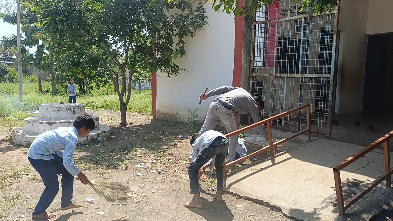 बुरहानपुर में बच्चों के हाथों में किताब की जगह झाड़ू, सरकारी स्कूल में विद्यार्थियों से सफाई कराने का आरोप