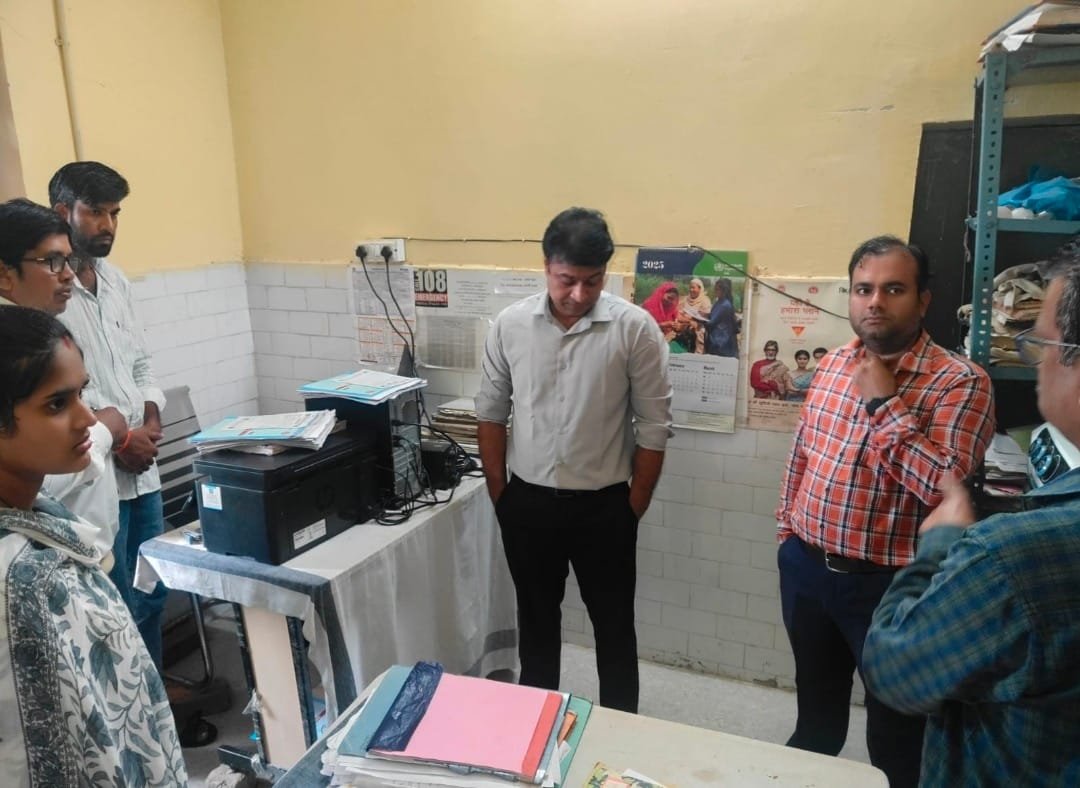 पीएचसी सालोन-बी में सीएमएचओ का औचक निरीक्षण, लापरवाही पर सुपरवाइजर और डीईओ को नोटिस