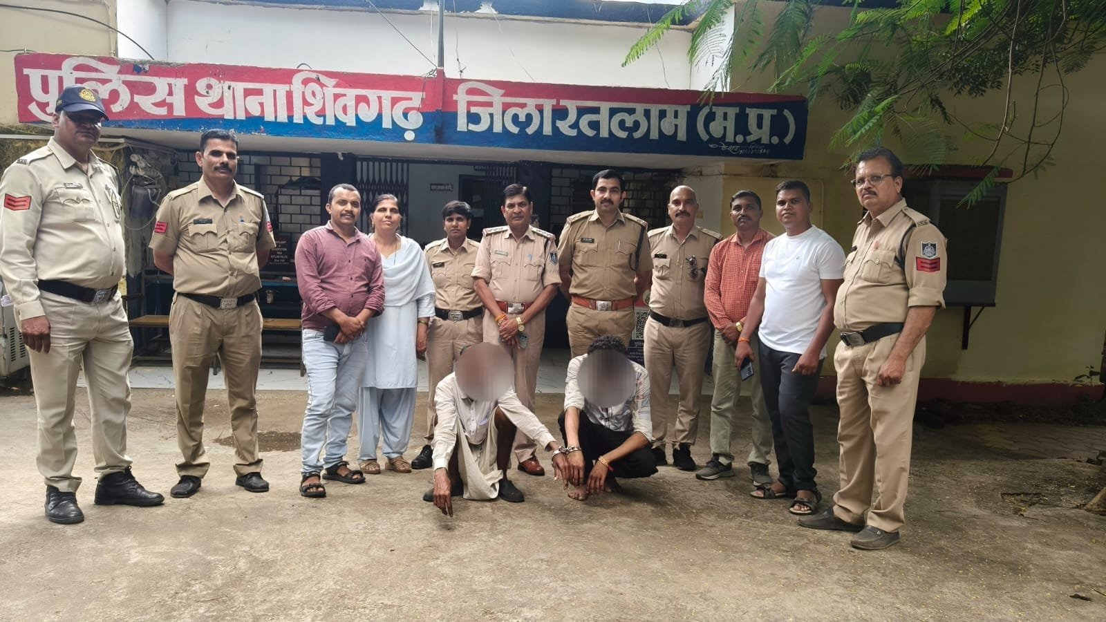 महिला की हत्या से गांव में सनसनी: जांच में सामने आया जमीन विवाद, पिता-पुत्र गिरफ्तार