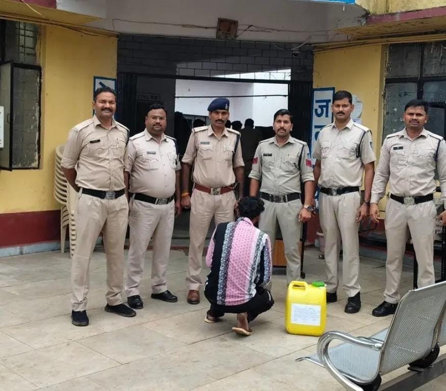 हवाई पट्टी के पीछे कच्ची शराब का खेल: 12 लीटर माल के साथ युवक गिरफ्तार