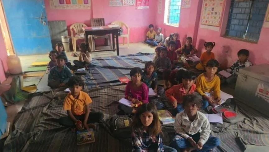 80 बच्चों के लिए सिर्फ एक कमरा, स्कूल के पास तालाब, विधायक के निरीक्षण में खुली सरकारी स्कूलों की बदहाली