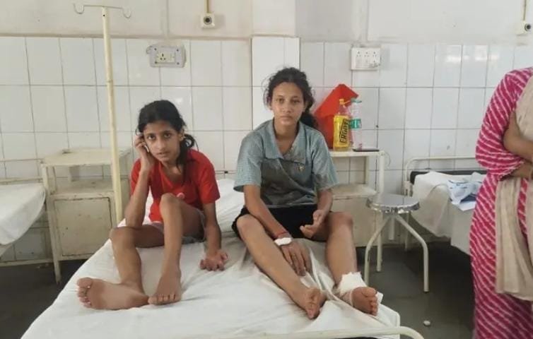 शिवपुरी में तेज रफ्तार ट्रैक्टर ने स्कूटी को मारी टक्कर, दो युवतियां घायल