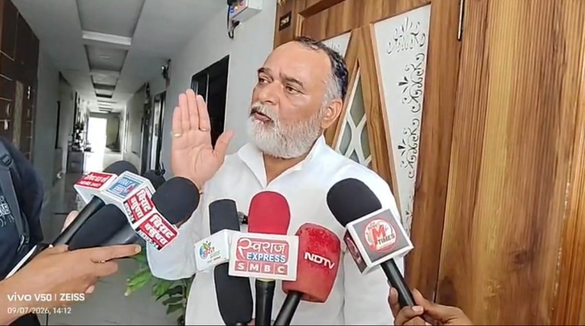 बद्रिका टावर में 20-25 युवकों की एंट्री से हड़कंप, कांग्रेस नेता के घर महिलाओं को धमकाने का आरोप