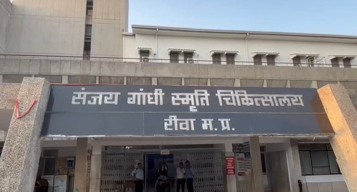 कुत्ते ने काटा, SGMH के पर्चे में ‘स्नेक बाइट’: दो रिकॉर्ड से इलाज पर सवाल
