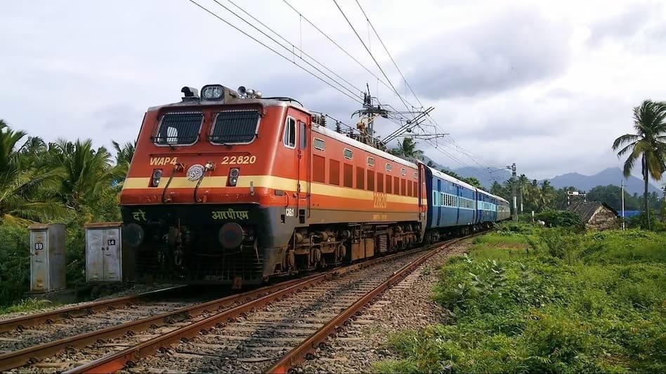 दिवाली-छठ पर ट्रेन टिकटों की मारामारी, कंफर्म तो दूर वेटिंग भी फुल; यूपी-बिहार जाने वालों की बढ़ी चिंता
