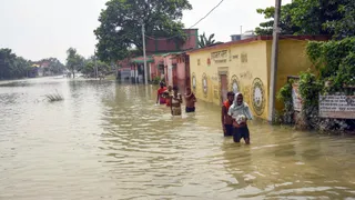 बिहार में बाढ़ का कहर: 14 जिलों में 41 लाख से ज्यादा लोग प्रभावित, नदियों का जलस्तर घटने लगा