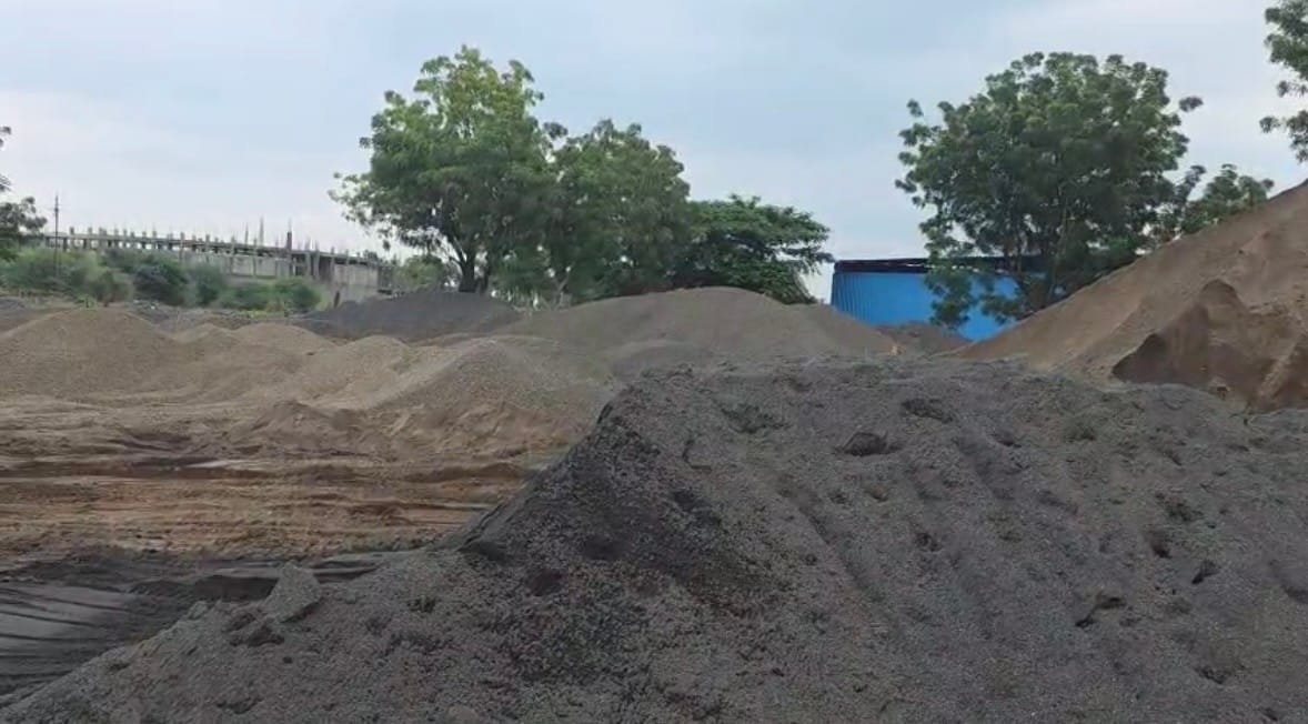 बुरहानपुर में सड़क निर्माण प्लांट में मजदूरों की सुरक्षा पर सवाल, हेलमेट-सेफ्टी शूज के बिना काम करते दिखे श्रमिक