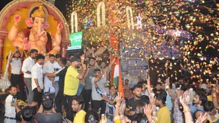 आगरा में 25 फीट के गणपति ने खींचा सबका ध्यान, 6.7 टन की मूर्ति के दर्शन को उमड़ी भीड़