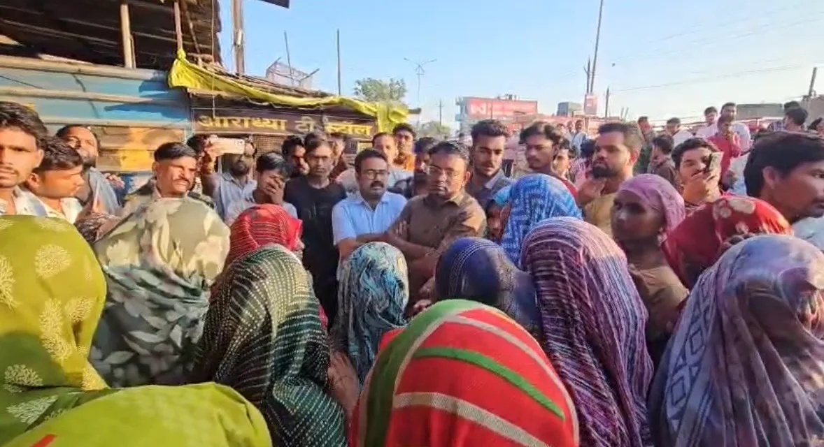 पिछोर तिराहे पर शराब दुकान के खिलाफ महिलाओं का प्रदर्शन, सुरक्षा को लेकर उठे सवाल