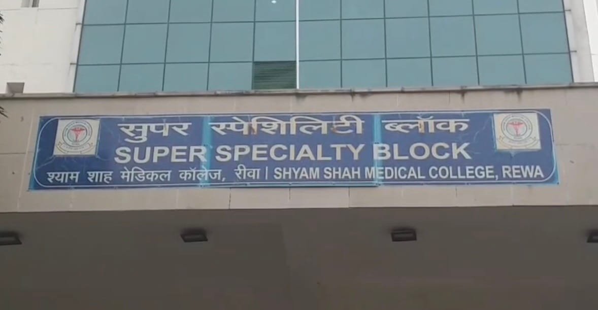 सुपर स्पेशलिटी अस्पताल में ड्यूटी के दौरान मोबाइल में व्यस्त सुरक्षा कर्मी, वीडियो से उठे निगरानी पर सवाल