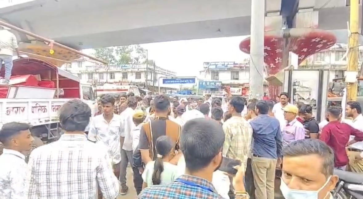 15 दिन से अनशन पर बैठे कल्पना मिश्रा के पिता को पुलिस ने हटाया, जिला अस्पताल में कराया भर्ती