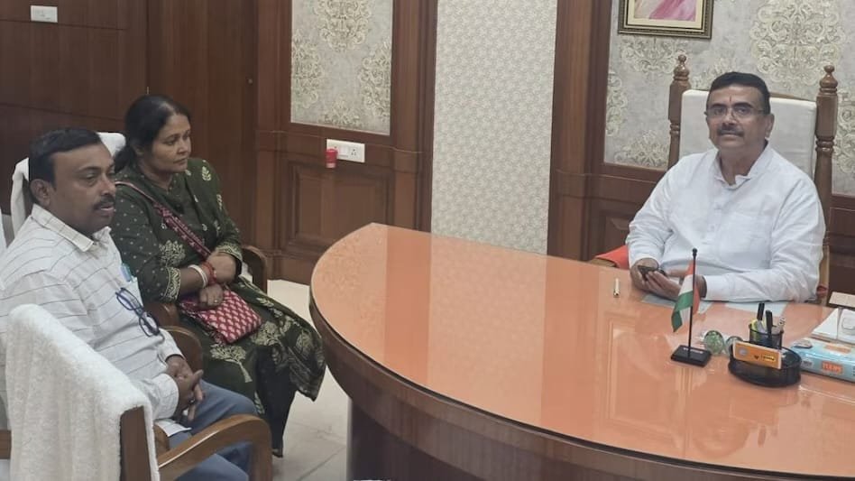 नंदीग्राम में बड़ा सियासी मोड़: ममता की उम्मीदवार संचिता प्रधान ने शुभेंदु अधिकारी से की मुलाकात, फिर वापस लिया नामांकन