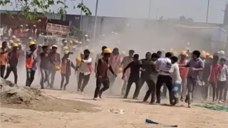 गुरुग्राम: 19वीं मंजिल से गिरे दो मजदूर, एक की मौत के बाद भड़का मजदूरों का गुस्सा, पुलिस की गाड़ी तोड़ी, ठेकेदार को पीटा