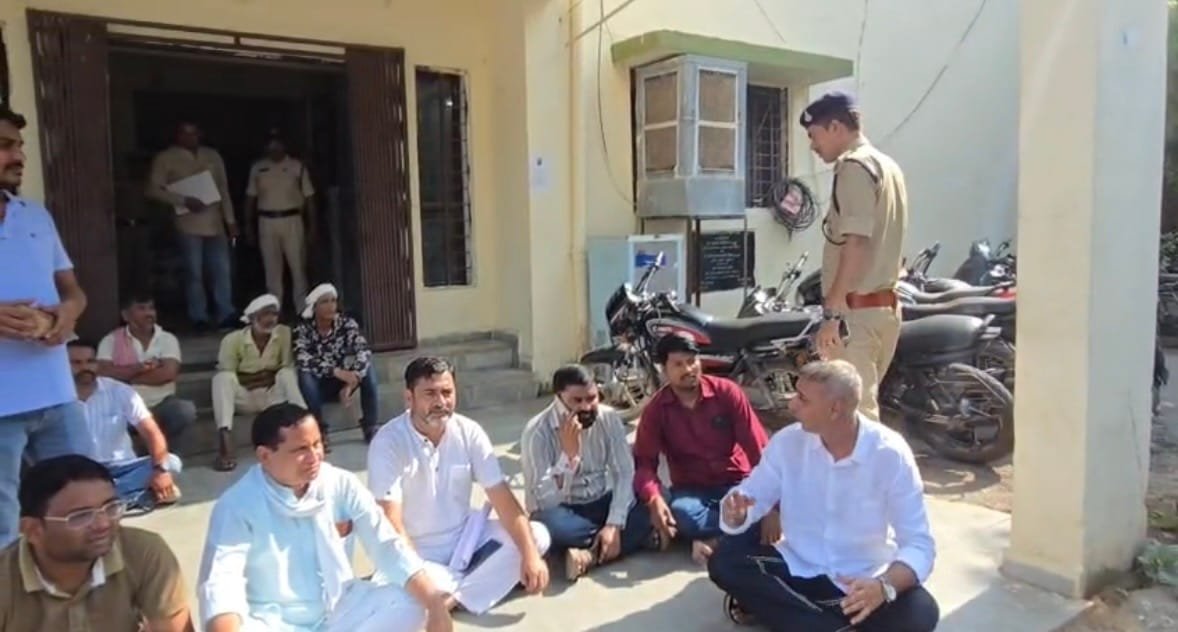 डबरा में सरकारी काम में बाधा पर आठ घंटे चला हाई-वोल्टेज ड्रामा, थाने के बाहर धरने के बाद FIR