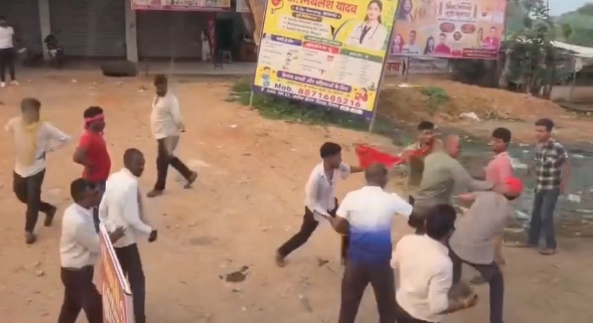 दिनारा में दिनदहाड़े बस कंडक्टर से मारपीट, बस नहीं रोकने पर विवाद, घटना का वीडियो वायरल